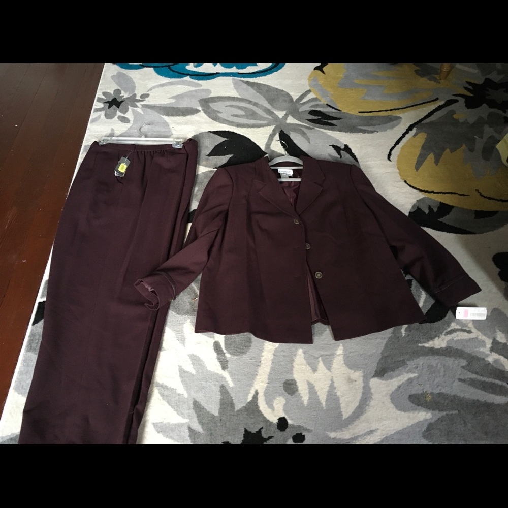 Woman’s Pant suit NWT